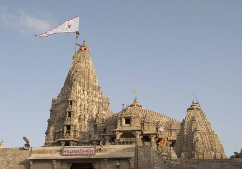 Mukesh Ambani, son seek blessings at Gujarat's Dwarkadhish temple